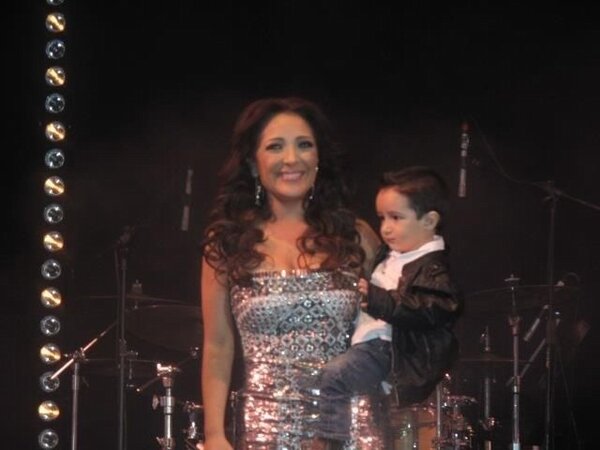 Myriam Montemayor y su hijo